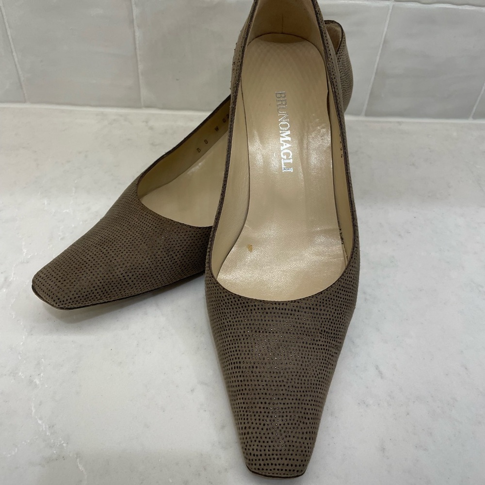EUC Bruno Magli Taupe Suede 1.75” Heels. - Picture 2 of 5